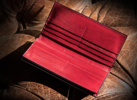赤色と黒色の財布