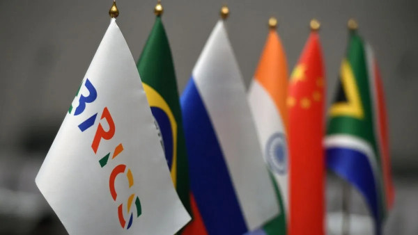 2) BRICS anuncia amplo acordo comercial que não utiliza o dólar americano